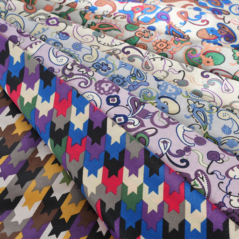 Tela de impresión satinada geométrica satinada torcida de poliéster 50*75